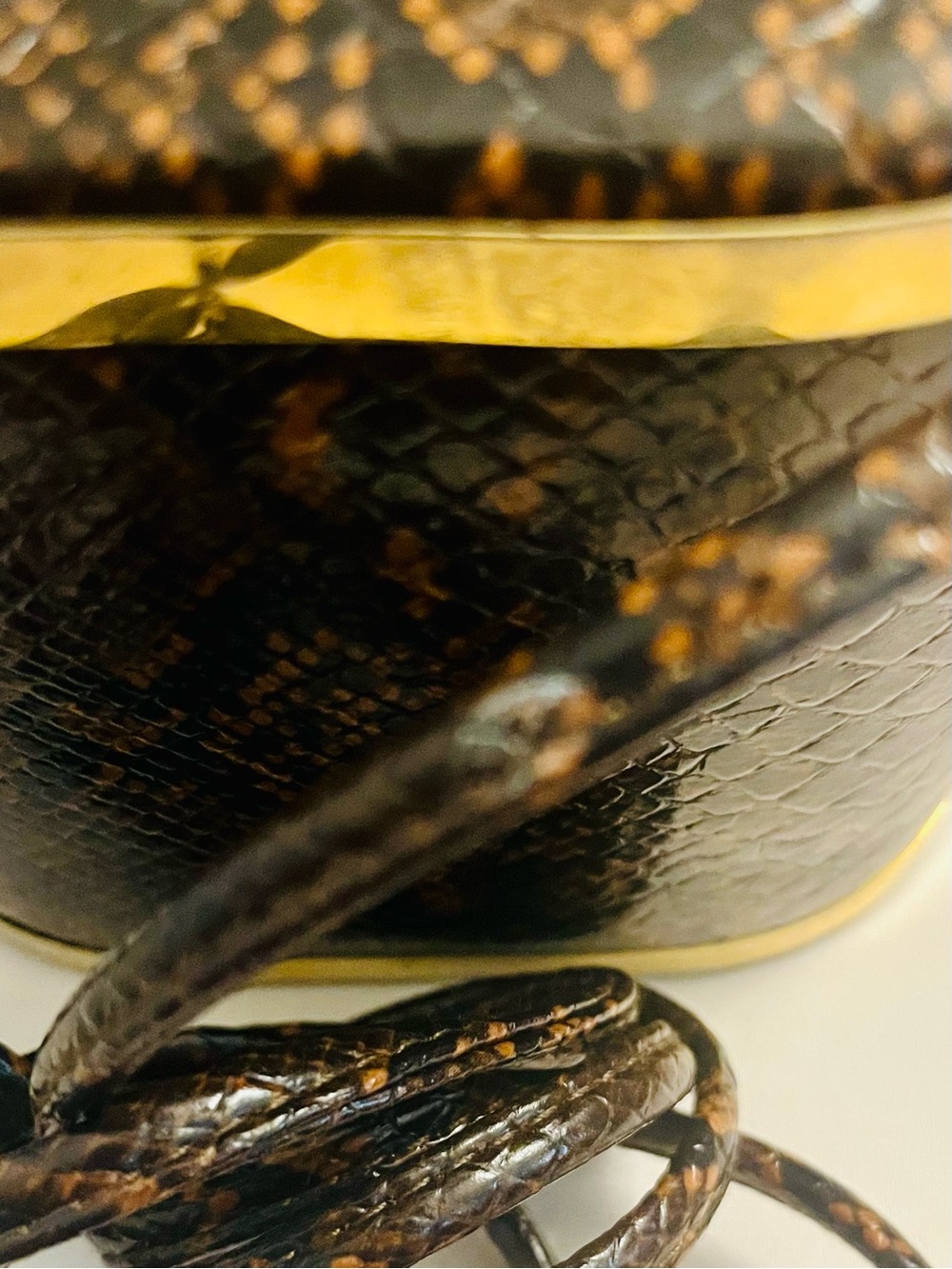 Snakeskin Vintage exotic faux leather box bag featuring a gold magnetic closure - Picture 9 of 9